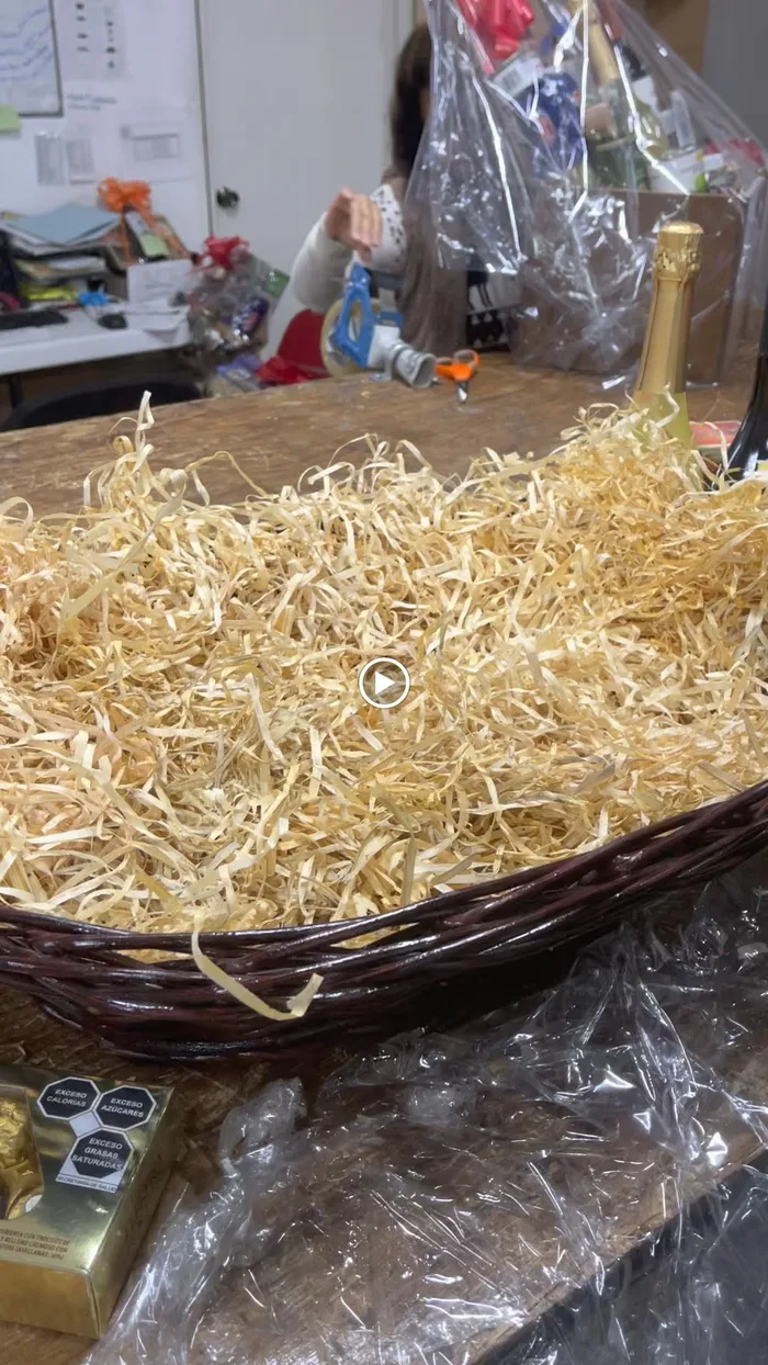 Armado y empaque de arcones navideños querétaro en taller